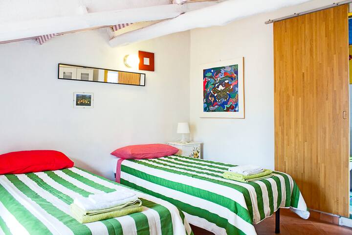 Dependiendo del baño, las camas se pueden combinar y hay un cómodo sillón cama.