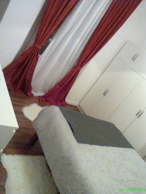 Chambre lit 2 places sans TV , armoire et commodes rangements , fenêtre avec balcon 5m2 donnant sur boulevard .