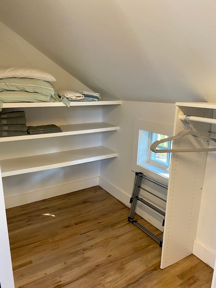 Master bedroom walk-in garderob, extra pack n’ play spjälsäng, yogamatta, strykjärn och strykbräda
