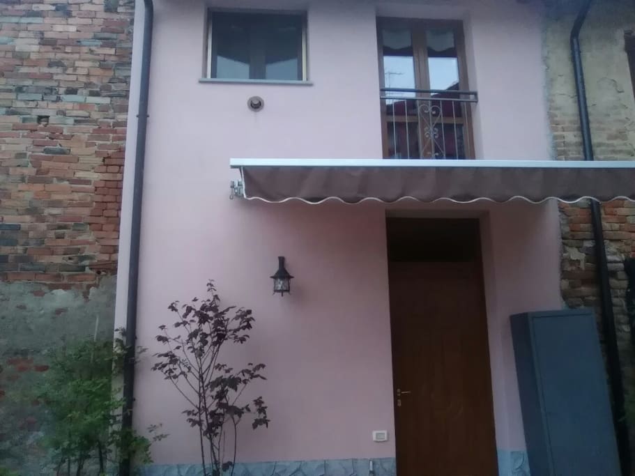 l entrata del mini alloggio con servizio parcheggio nel cortile