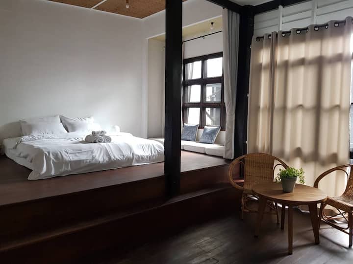 Огромна спалня на 2 - ри етаж + всекидневна зона