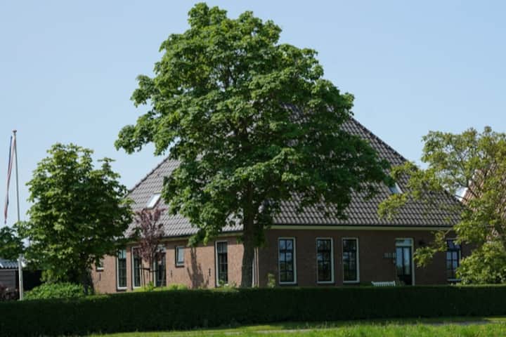 Rest near the coast in farmhouse Eenigenburg