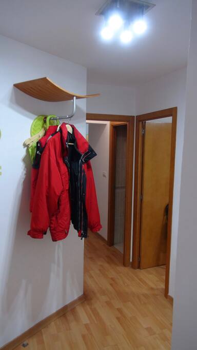 Moderna percha para dejar bien colocados los abrigos, chaquetas, bolsos...
Acceso a las habitaciones de matrimonio.