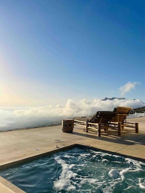 Popular Airbnb listing: The Detailor Peak - private luxury villa 3BR/3BA in Δήμος Τήνου