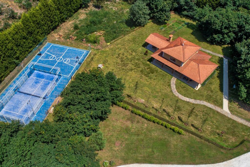 Casa de las Camelias y pistas deportivas