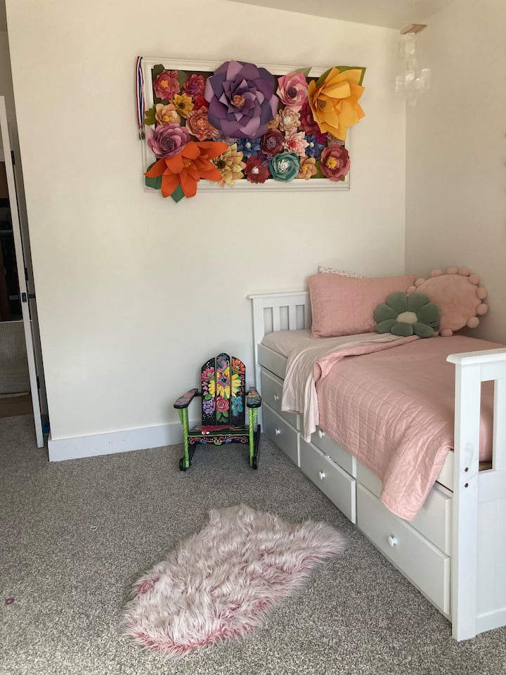 Spavaća soba s cvijećem i bračnim krevetom na razvlačenje