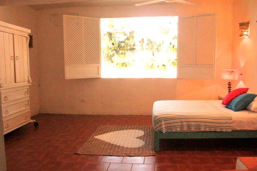 La recámara es amplia y cuenta con una cama matrimonial y una cama individual