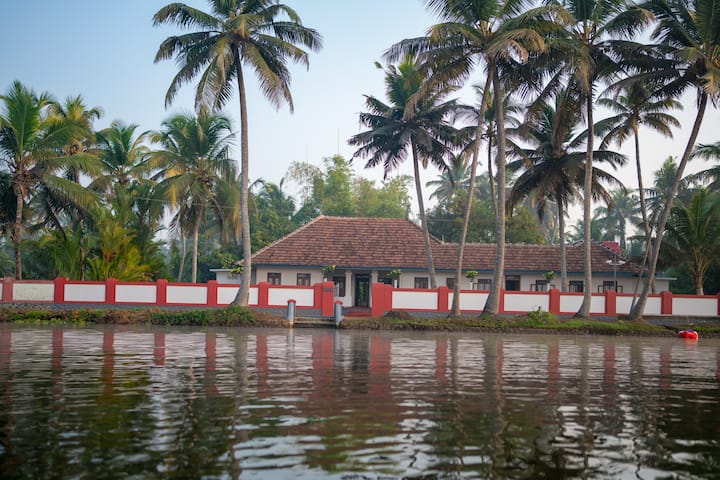 Riverside Heritage Homestay in Alleppey sleeps 8