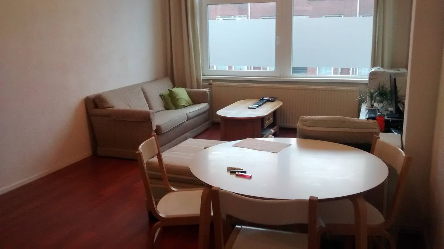 В какой крупный город в Европе поехать на месяц или два (бюджетненько)?