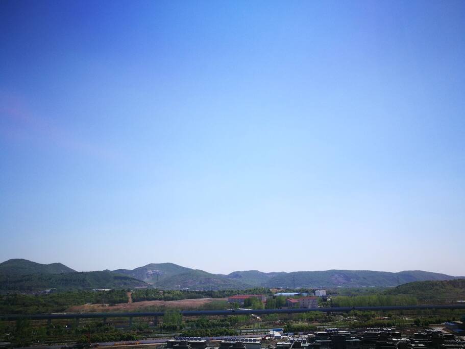 晴朗春日,山青如黛