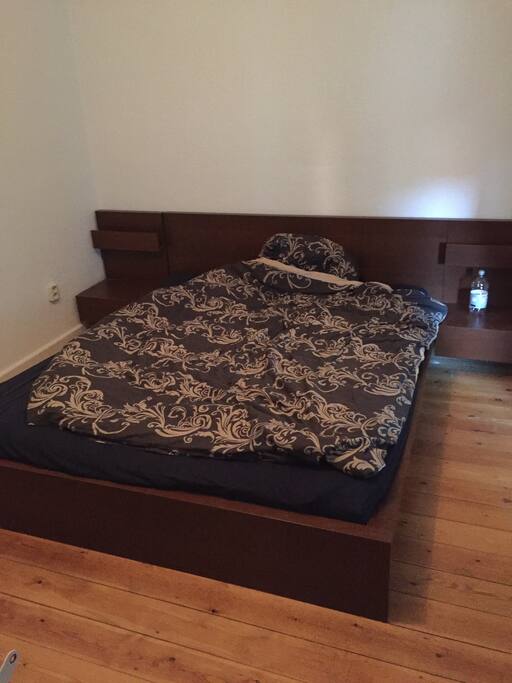 Schlafzimmer/Bett 2m x 2,20m