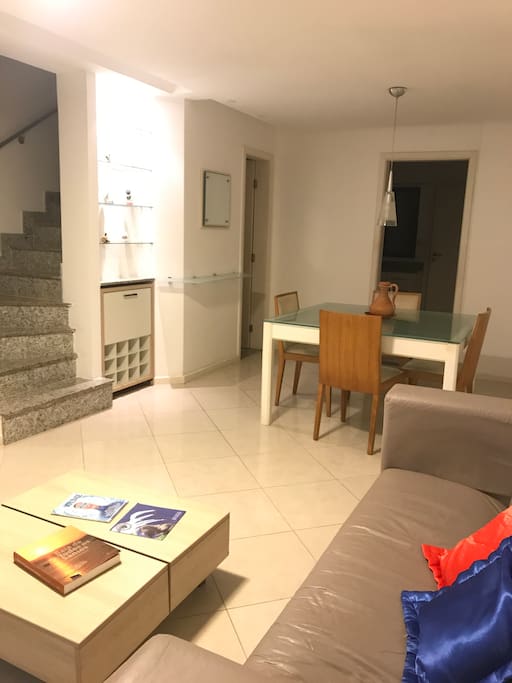 Sala de estar e jantar, no primeiro piso.