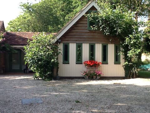 Cosy garden cottage v near Oxford