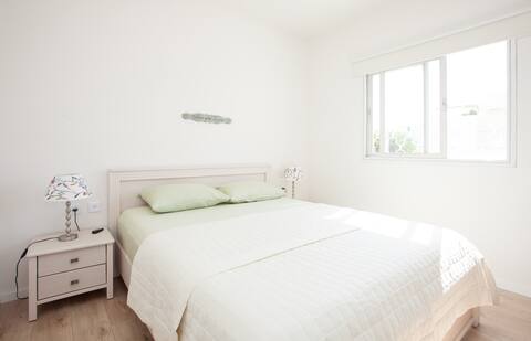 IDC near: Bright & Cozy with splendid roof porch