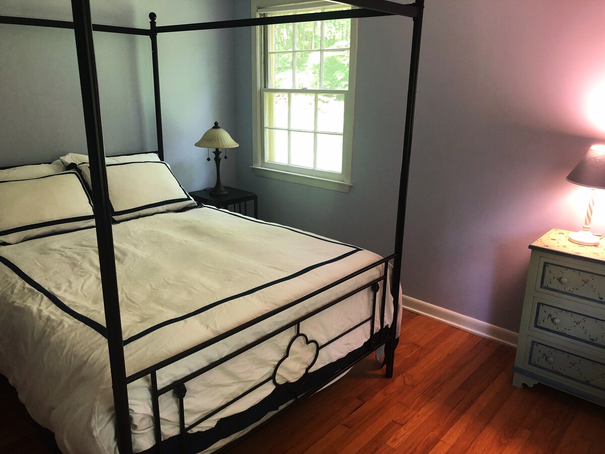 ห้องพักมีเตียงควีนไซส์พร้อมตู้เสื้อผ้าขนาดเล็กและตู้เสื้อผ้าแต่วิวน้ำจากหน้าต่างอื่นโดยตรง