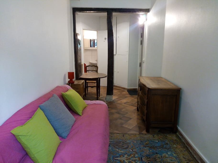 vue vers l'entrée et la cuisine