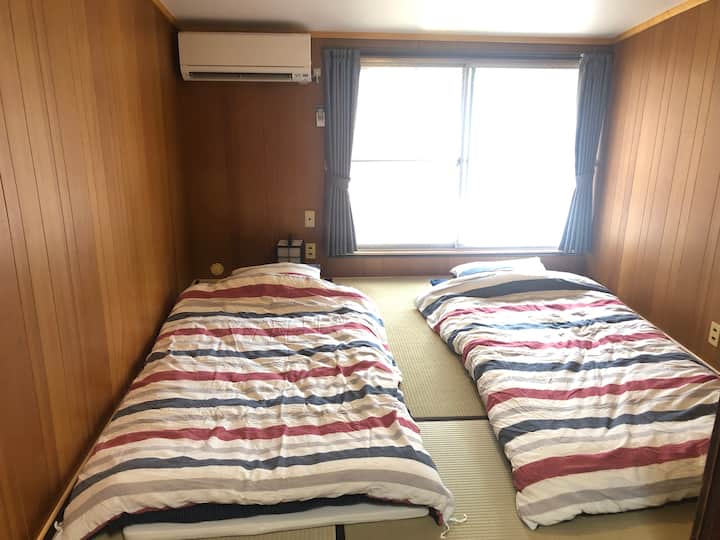 日式榻榻米客房位于2楼
2階和室　寝室