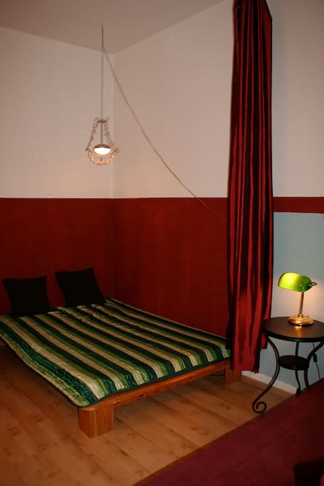 Doppelbett im Gästezimmer