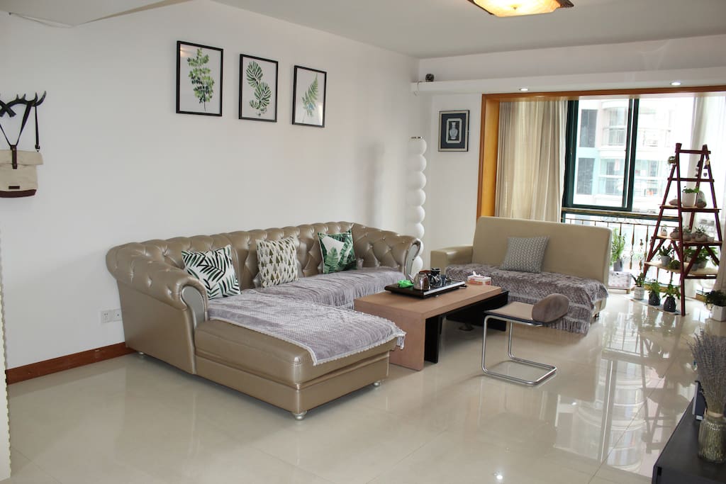 超大客厅、真皮沙发、闽南功夫茶茶具、有线电视。Super big salon with leather sofa ,Southern-China style tea set,cable TV