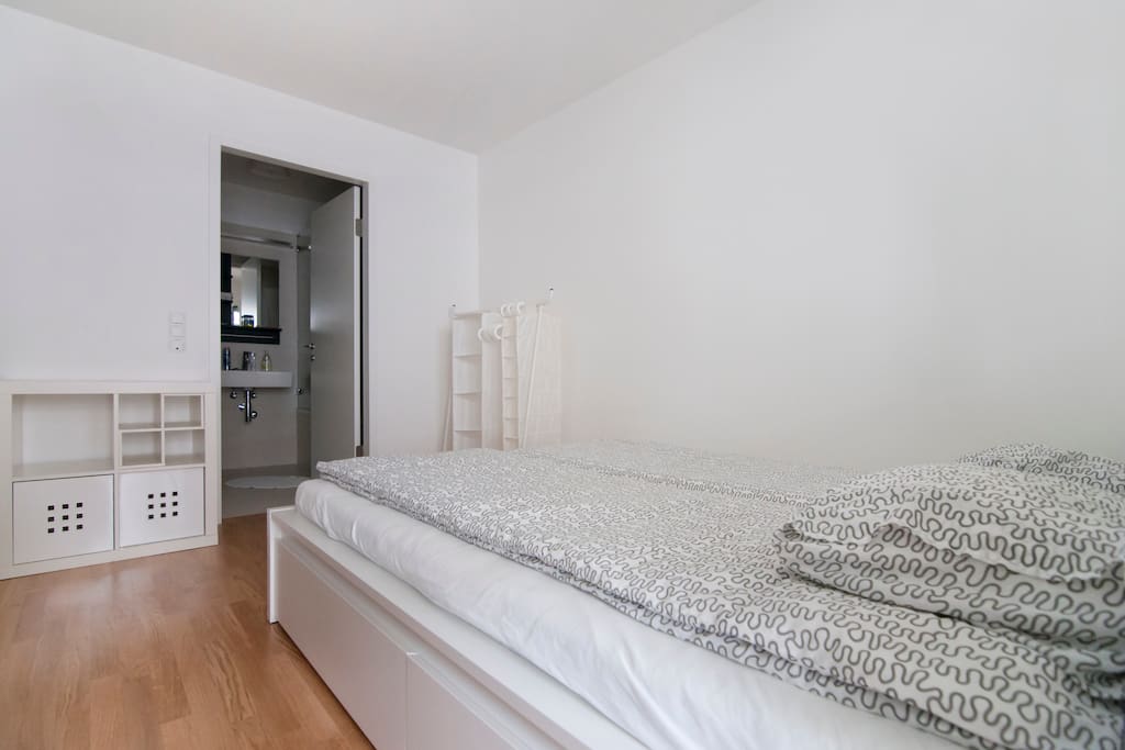 spacious en-suite master bedroom