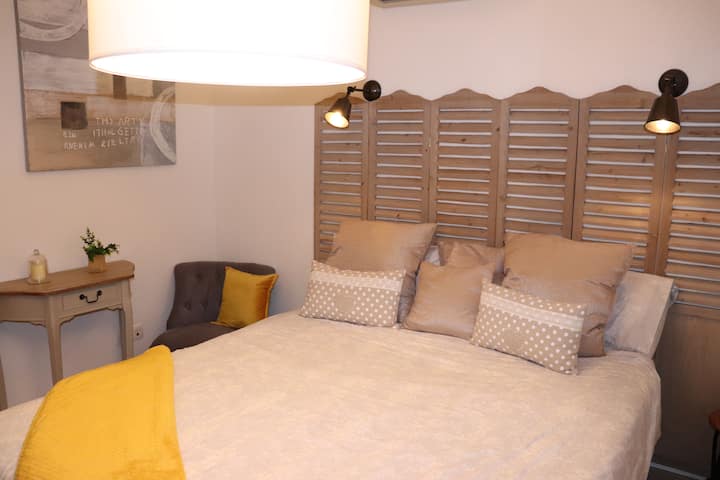 Prizemlje
Spavaća soba s kupaonicom 