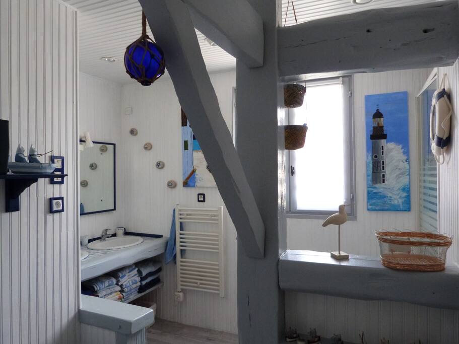 Salle d'eau privative avec douche et change pour bébé
