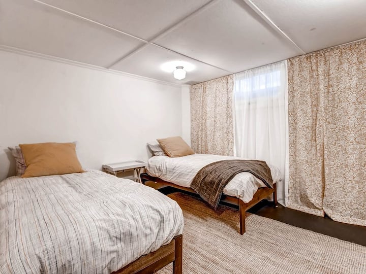  Jedna zo spální. Na posteľiach sú prikrývky navyše.