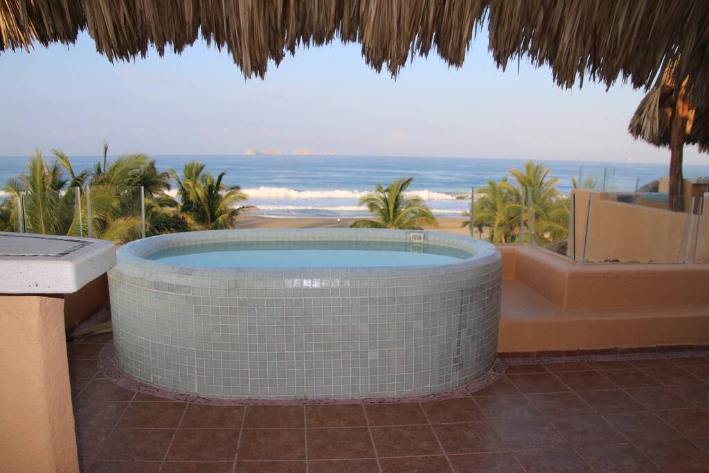 Terrace and Hottub View / Vista Terraza y Jacuzzi