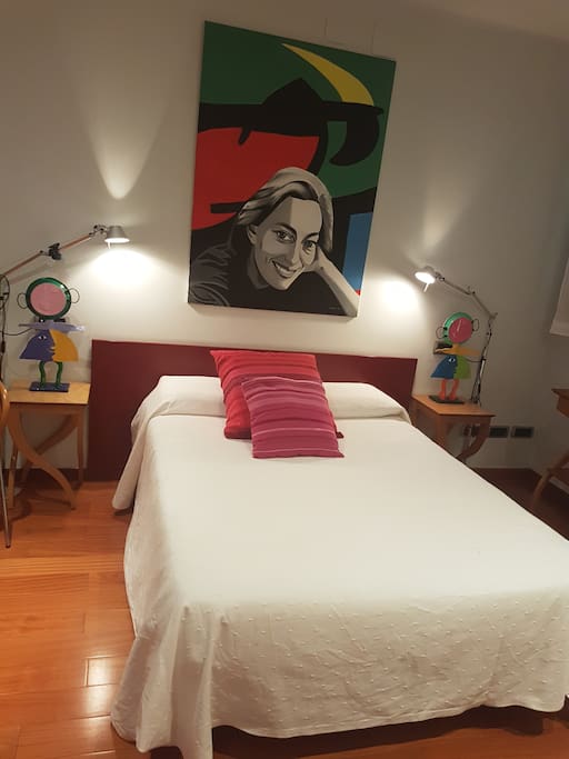 Habitación con cama de matrimonio.