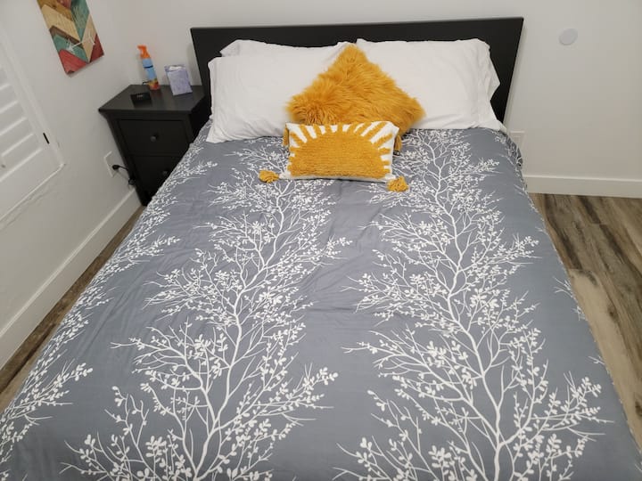 #3 Chambre !
Lit queen size !
Ventilateur de plafond !
Extra +draps +couvertures +oreillers
Placard !