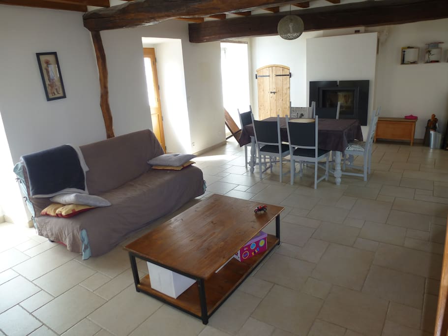 Espace salon / salle à manger avec cheminée