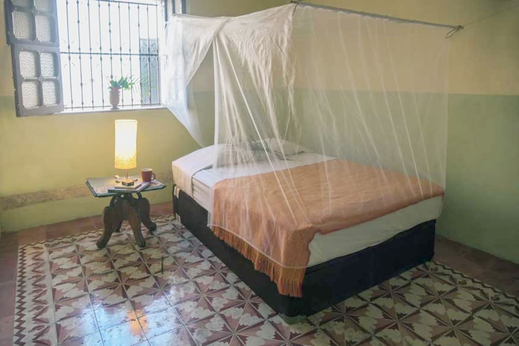 La primera habitación cuenta con cama matrimonial.