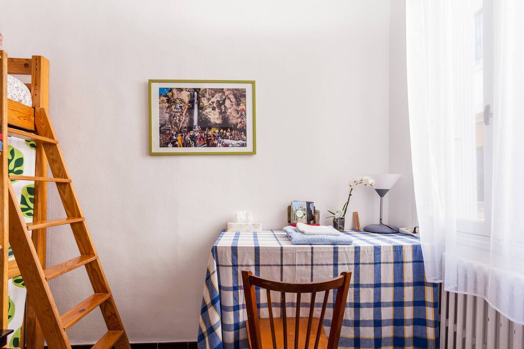 le bureau dans votre chambre, la fenêtre donne sur la cour intérieure.