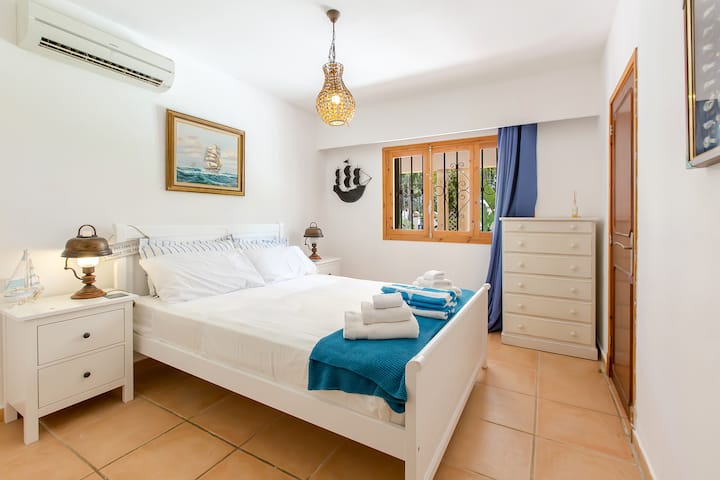 楼下双人床和大型套房