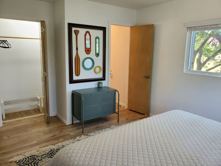 Habitación en el río con medio baño.