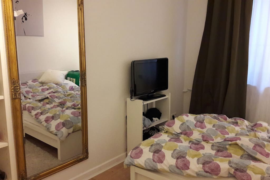 Schlafzimmer mit 1,40x2,0 Meter-Bett und TV