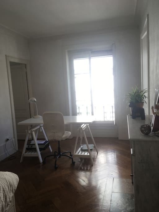 Vue du bureau de la chambre à votre disposition.