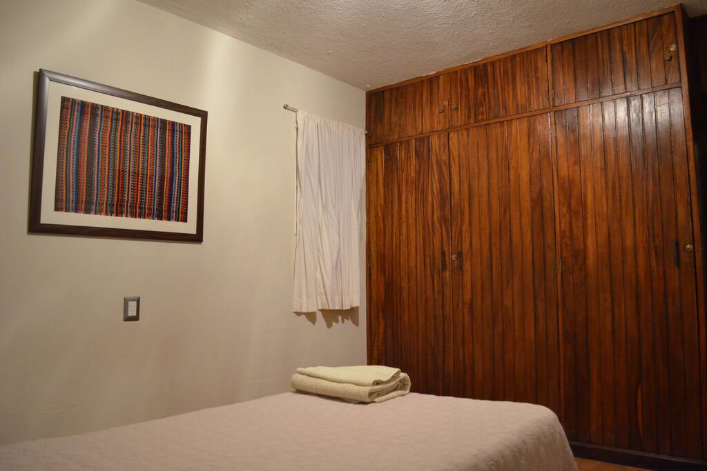 Other view of Room 2
Closet.
Otra vista del Room 2 Closet