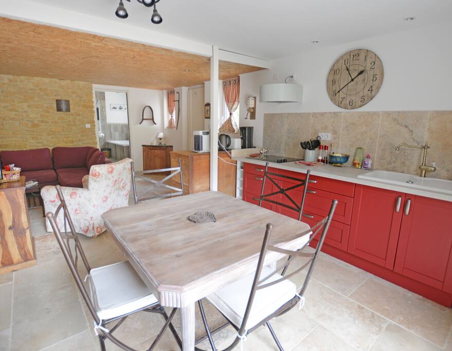 La cuisine, ouverte sur le salon.