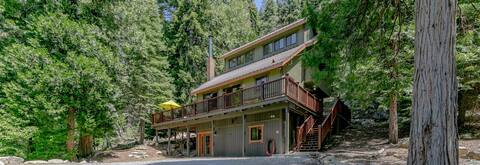Tucked Away Cabin w/Amazing Views and Pool Table