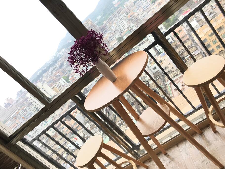 阳台观景,房东为有缘的人准备了高脚凳,可以俯瞰整个小南岛,感受小岛生活气息