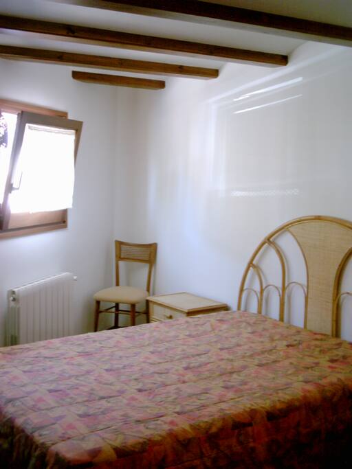 cama de matrimonio.
calefaccion a gas en todo el estudio