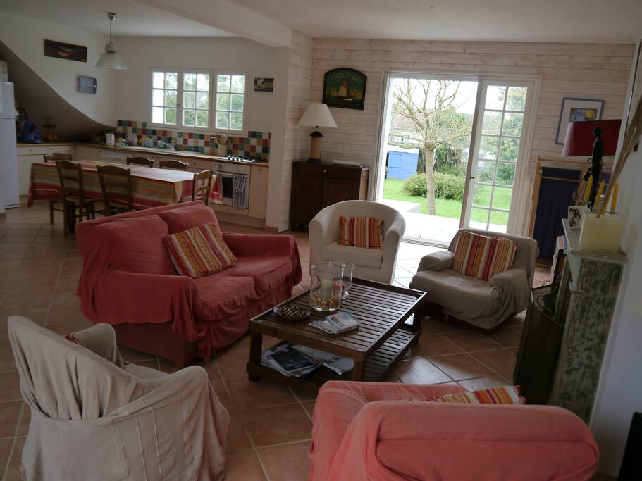 Salon ouvert sur la terrasse au sud