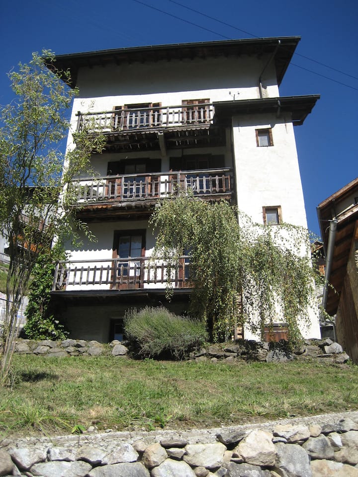Large house in picturesque Le Trétien