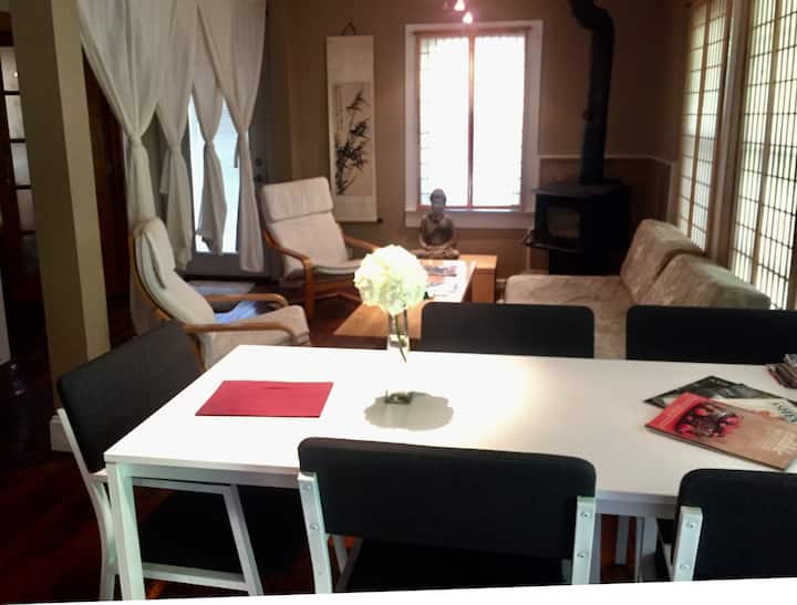 Vardagsrum med en trevlig samling av böcker och tidskrifter...