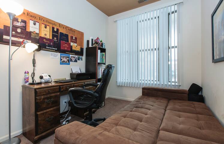 Cozy guest room 1 block from U of C