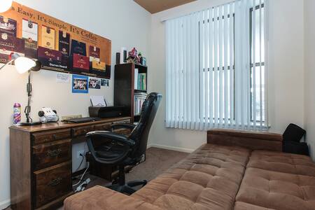 Cozy guest room 1 block from U of C