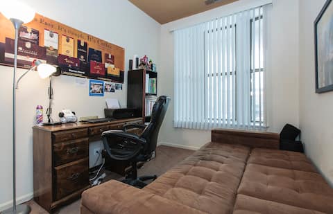 Cozy guest room 1 block from U of C