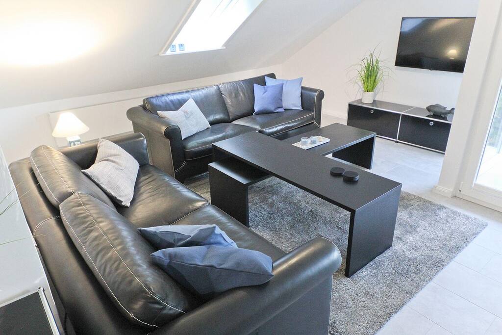 Gemütliches Wohnzimmer mit Leder-Couch und modernem TV und BluRay-Player (Filme vorhanden)