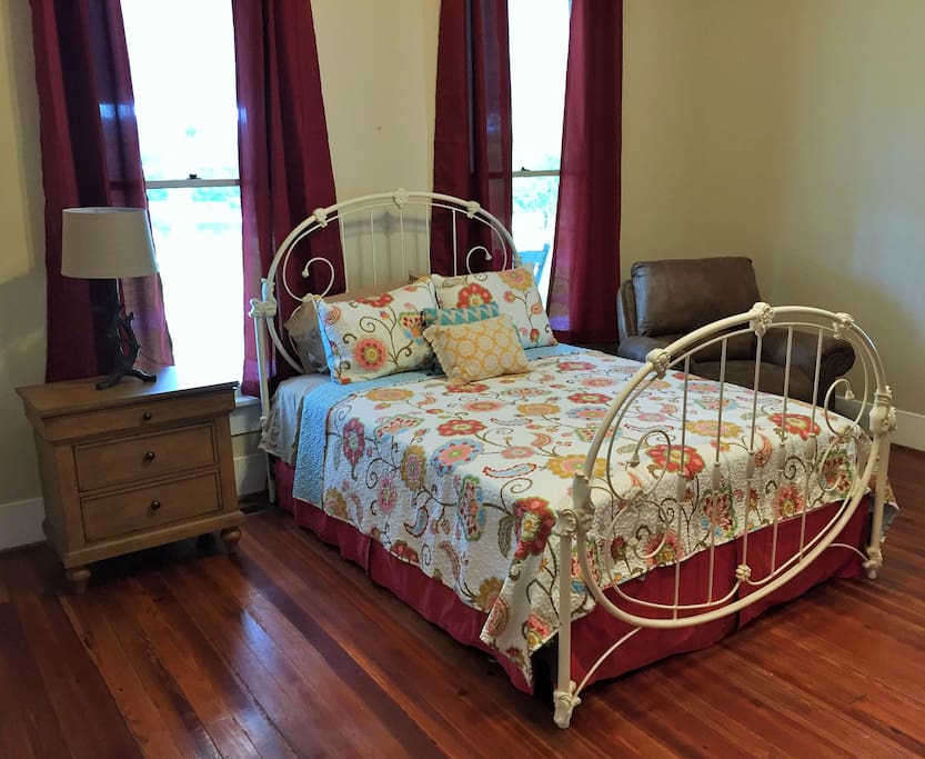 Pond View Queen Bed